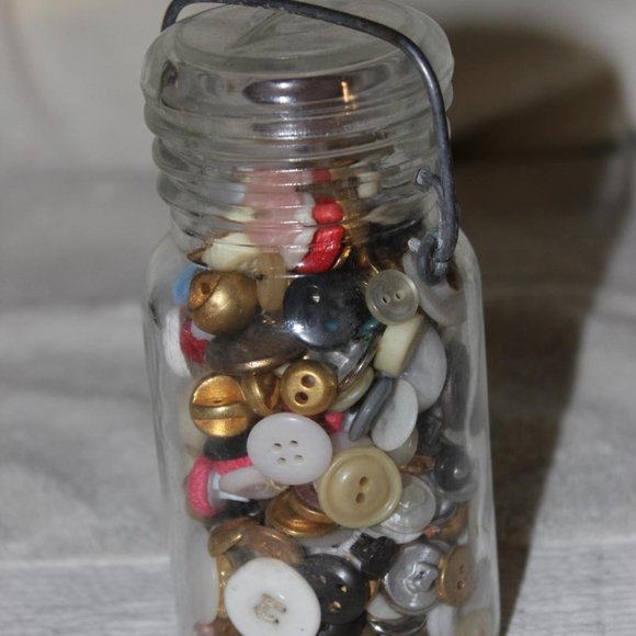 VINTAGE PINT SIZE CANNING JAR FULL OF OLD BUTTONS ALL KINDS - Picture 3 of 8